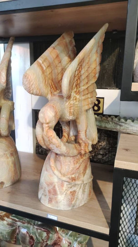 مجسمه سنگی عقاب