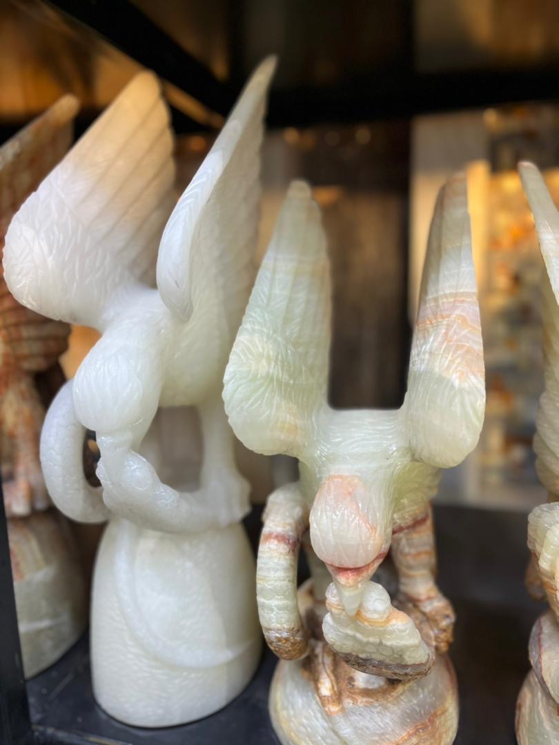 مجسمه سنگی عقاب