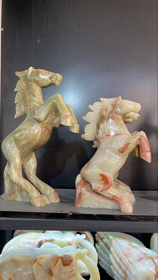 مجسمه سنگی اسب