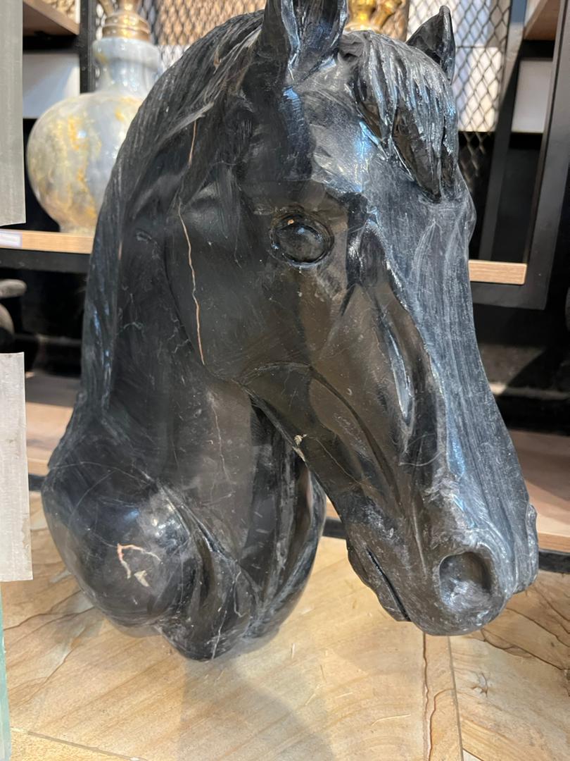 مجسمه سنگی اسب